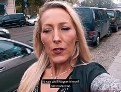 Deutsche Frau schleppt eine Frau ab zu einem Lesbensex EroCom Slot